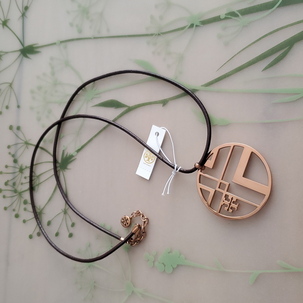 NWT Tory Burch Chevron Round Pendant Necklace Leather Cord